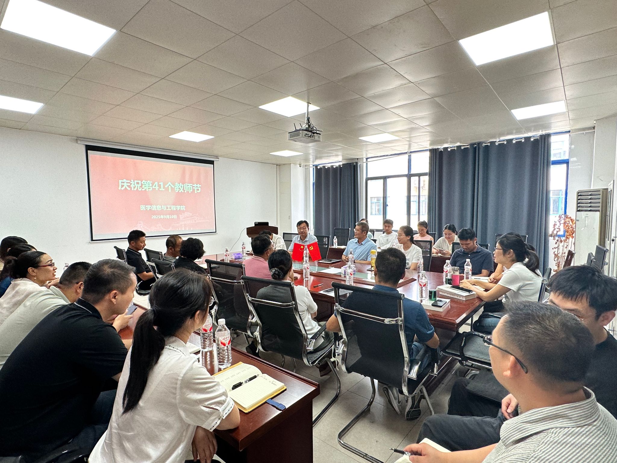 香港三级片
召开庆祝第41个教师节教师座谈会